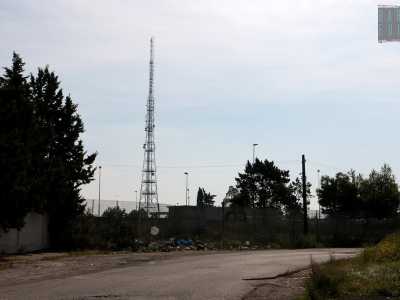 Ci spingiamo pi� avanti, laddove la carreggiata si restringe e subisce l'invasione della vegetazione incolta. Dinanzi a noi ora svetta la sagoma della "Torre Eiffel" di Bari